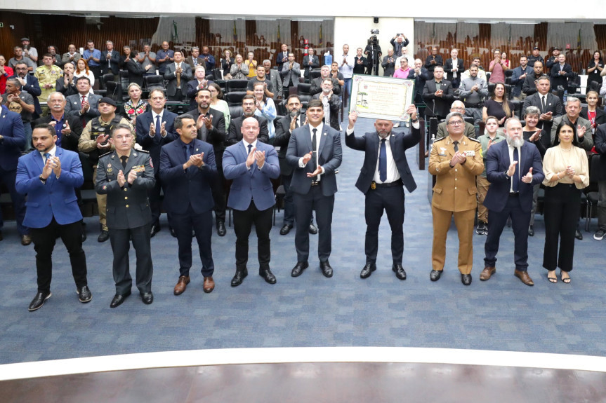 Solenidade ocorreu na noite desta quinta-feira (12), no Plenário da Assembleia Legislativa do Paraná.