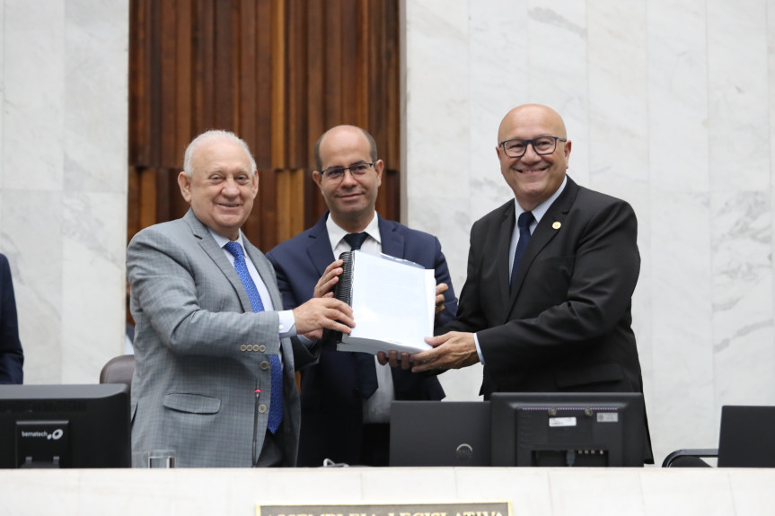 No dia 2/12, o chefe do Legislativo, deputado Ademar Traiano (PSD),  entregou as reinvidicações ao presidente da Comissão de Orçamento, deputado Luiz Claudio Romanelli (PSD), e ao relator do orçamento, deputado Evandro Araújo (PSD).