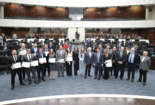 Homenagem ocorreu no inicio da sessão plenária desta segunda-feira (9).