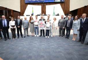 Homenagem ocorreu no inicio da sessão plenária desta segunda-feira (2).