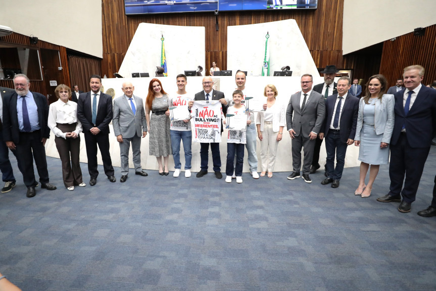 Homenagem ocorreu no inicio da sessão plenária desta segunda-feira (2).