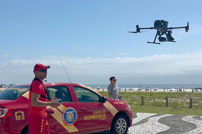 Bombeiros usam drones de alta tecnologia para reforçar proteção de banhistas no Litoral