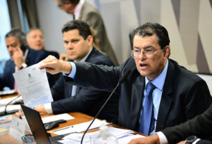 À mesa, em pronunciamento, relator do PLP 68/2024, senador Eduardo Braga (MDB-AM).