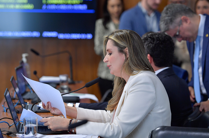 Em pronunciamento, à bancada, relatora da PL 4607/2020, senadora Augusta Brito (PT-CE).