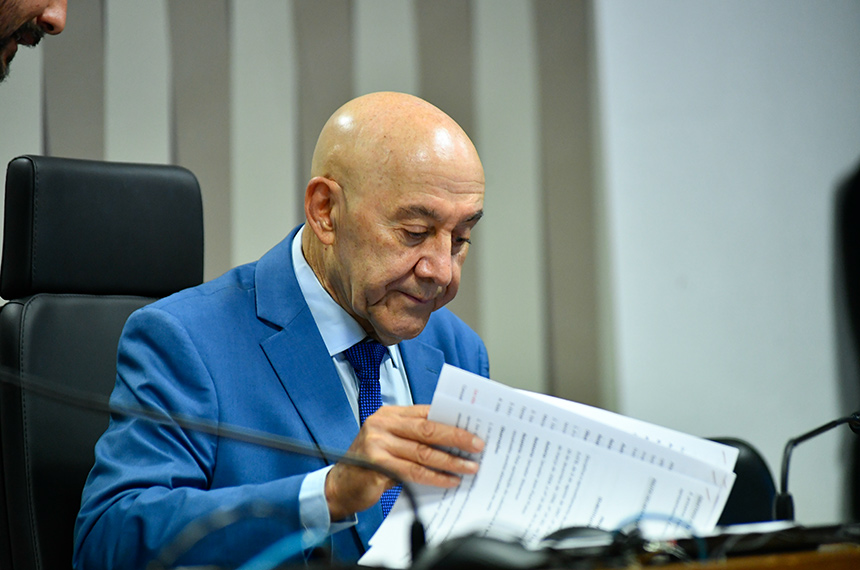 À mesa, presidente da CI, senador Confúcio Moura (MDB-RO), conduz reunião.