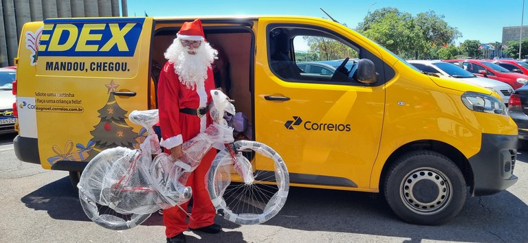 Crianças de escola pública do DF recebem presentes do Papai Noel dos Correios — Agência Gov