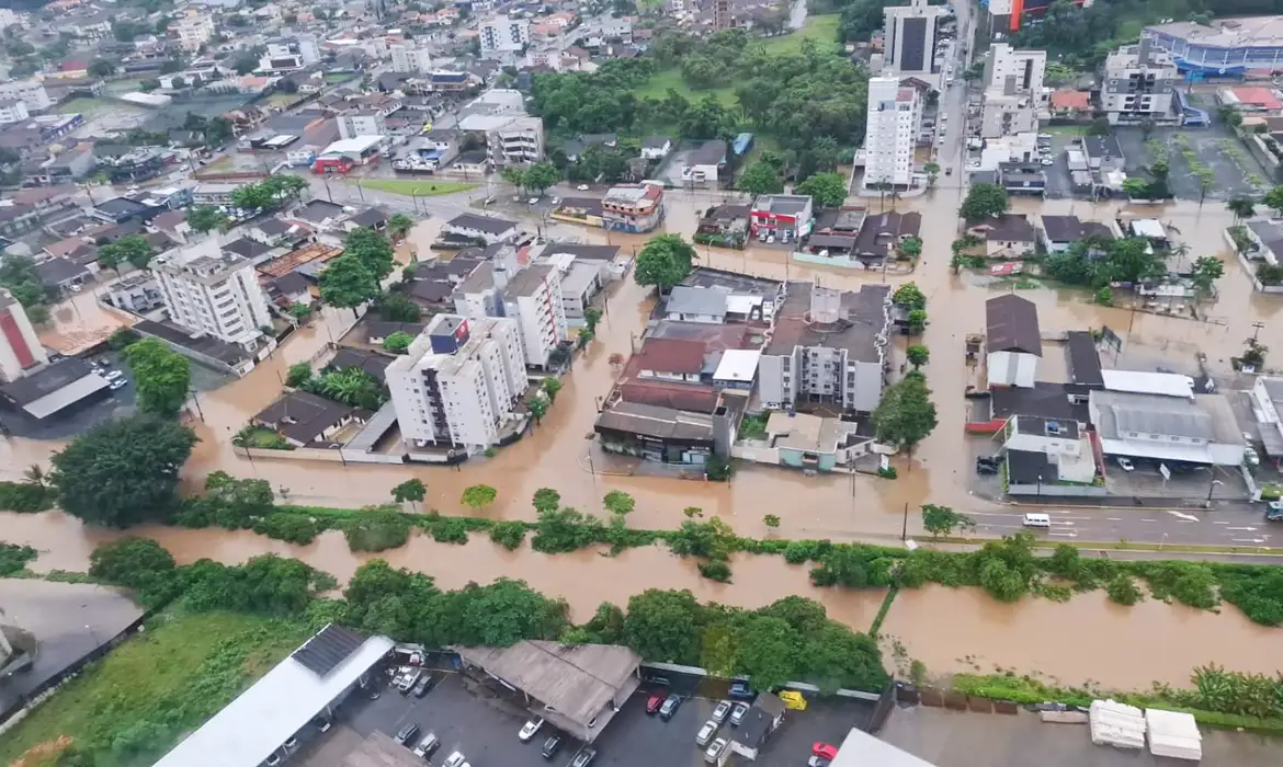 Defesa Civil alerta para chuvas fortes em SC. Ministério da Saúde monitora e orienta — Agência Gov