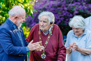 Lula entrega a Pepe Mujica medalha da Ordem do Cruzeiro do Sul — Agência Gov