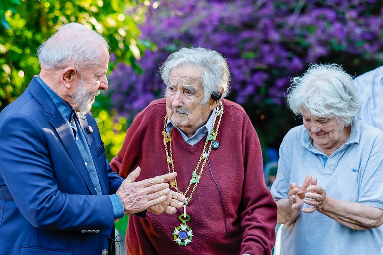 Lula entrega a Pepe Mujica medalha da Ordem do Cruzeiro do Sul — Agência Gov