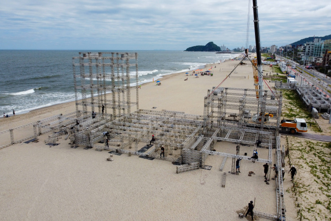 Maiores do que a edição passada, palcos do Verão Maior começam a ganhar forma no Litoral