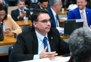 Em pronunciamento, à bancada, senador Flávio Bolsonaro (PL-RJ).