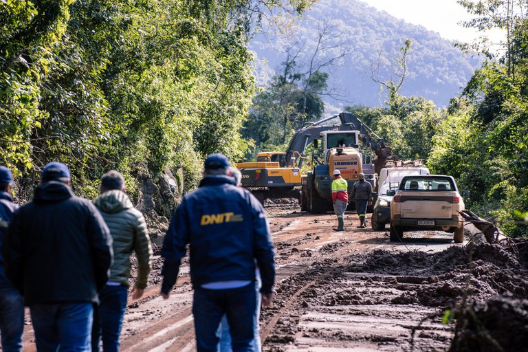 R$ 2,9 bi e mais de 1,2 mil profissionais reconstruíram estradas e pontes no Rio Grande do Sul — Agência Gov