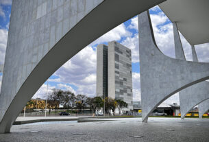 Sede das duas Casas do Poder Legislativo e um dos mais famosos cartões postais do Brasil, o Palácio do Congresso Nacional é composto por duas cúpulas e duas torres de 28 andares, que abrigam a Câmara dos Deputados e o Senado Federal.