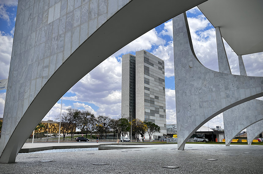 Sede das duas Casas do Poder Legislativo e um dos mais famosos cartões postais do Brasil, o Palácio do Congresso Nacional é composto por duas cúpulas e duas torres de 28 andares, que abrigam a Câmara dos Deputados e o Senado Federal.