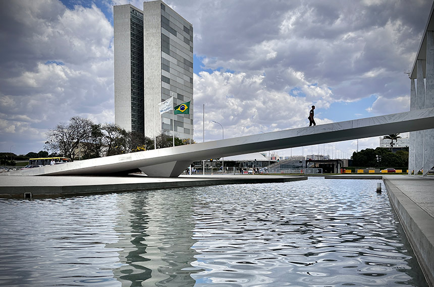 Sede das duas Casas do Poder Legislativo e um dos mais famosos cartões postais do Brasil, o Palácio do Congresso Nacional é composto por duas cúpulas e duas torres de 28 andares, que abrigam a Câmara dos Deputados e o Senado Federal.