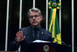 Em discurso, à tribuna, senador Alessandro Vieira (MDB-SE).