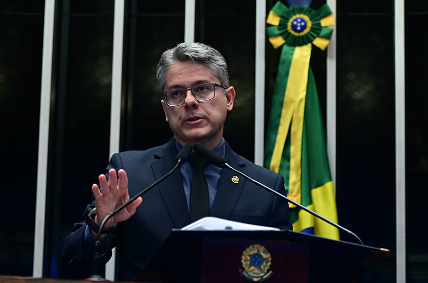 Em discurso, à tribuna, senador Alessandro Vieira (MDB-SE).