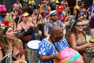 Abertura não oficial do carnaval reúne foliões no Rio de Janeiro