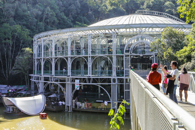 Acima da média nacional, turismo paranaense acumula alta de 13,6% em 2024