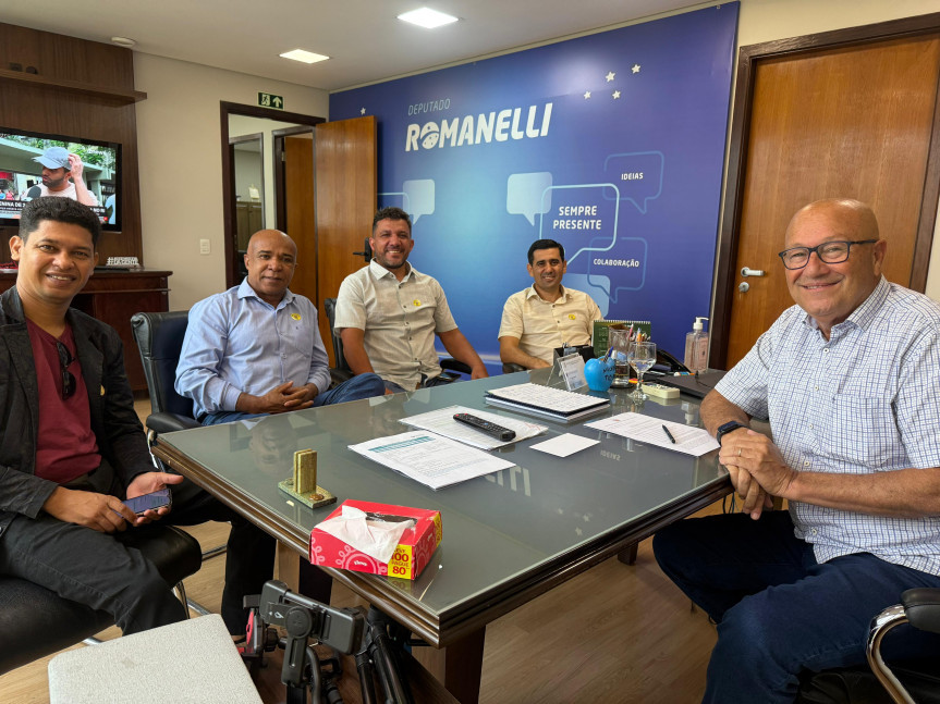 O deputado Luiz Claudio Romanelli com o prefeito de Santa Cruz do Monte Castelo, Willian, o vice Sargento Anacleto, e os vereadores Evandro e Thiago.