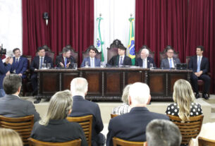 O atual 1º secretário e futuro presidente da Assembleia Legislativa, deputado Alexandre Curi (PSD), participou da solenidade de posse dos nos dirigentes da corte de contas.