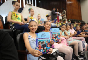 As visitas guiadas são verdadeiros suportes do ensino para estudantes e de ampliação de saberes para os mais diversos visitantes que passam todo ano pela Casa de Leis do Paraná.