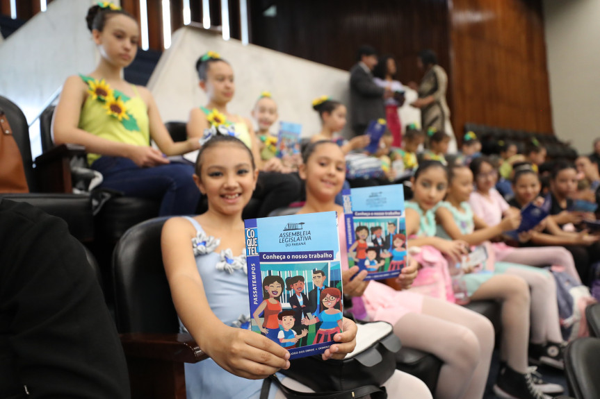 As visitas guiadas são verdadeiros suportes do ensino para estudantes e de ampliação de saberes para os mais diversos visitantes que passam todo ano pela Casa de Leis do Paraná.