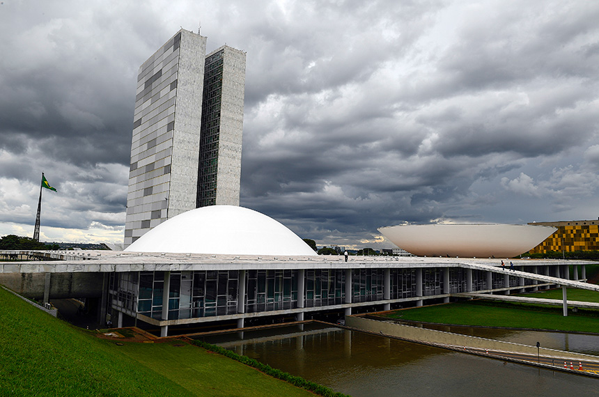 As cúpulas abrigam os plenários da Câmara dos Deputados (côncava) e do Senado Federal (convexa), enquanto que nas duas torres - as mais altas de Brasília, com 100 metros - funcionam as áreas administrativas e técnicas que dão suporte ao trabalho legislativo diário das duas instituições.