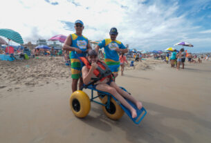 Família passa férias no Litoral do Paraná para filho tomar banho de mar com cadeira anfíbia