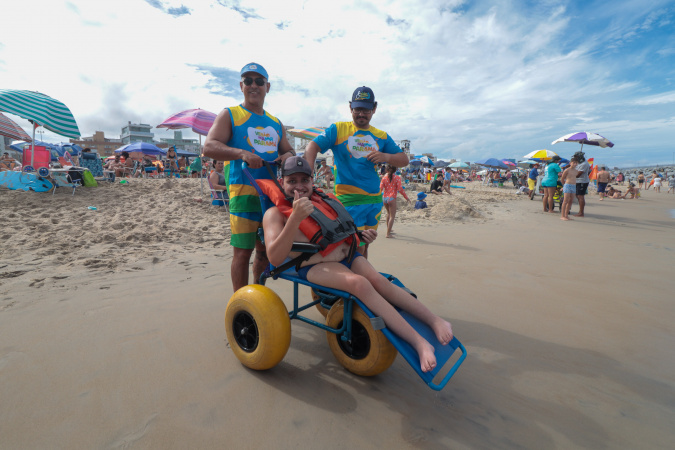 Família passa férias no Litoral do Paraná para filho tomar banho de mar com cadeira anfíbia