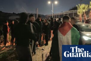 Famílias de prisioneiros palestinos dizem que suas casas foram invadidas pelas forças israelenses | Guerra Israel-Gaza