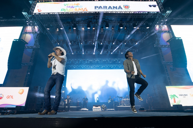 Guilherme & Santiago fazem baile sertanejo para 23 mil pessoas em Pontal do Paraná