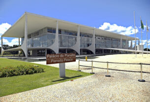 Concebido pelo arquiteto Oscar Niemeyer com projeto estrutural do engenheiro Joaquim Cardozo, é a sede do poder executivo do Governo Federal brasileiro. Localizado na Praça dos Três Poderes em Brasília, o Palácio do Planalto faz parte do projeto do Plano Piloto e foi um dos primeiros edifícios construídos na capital.