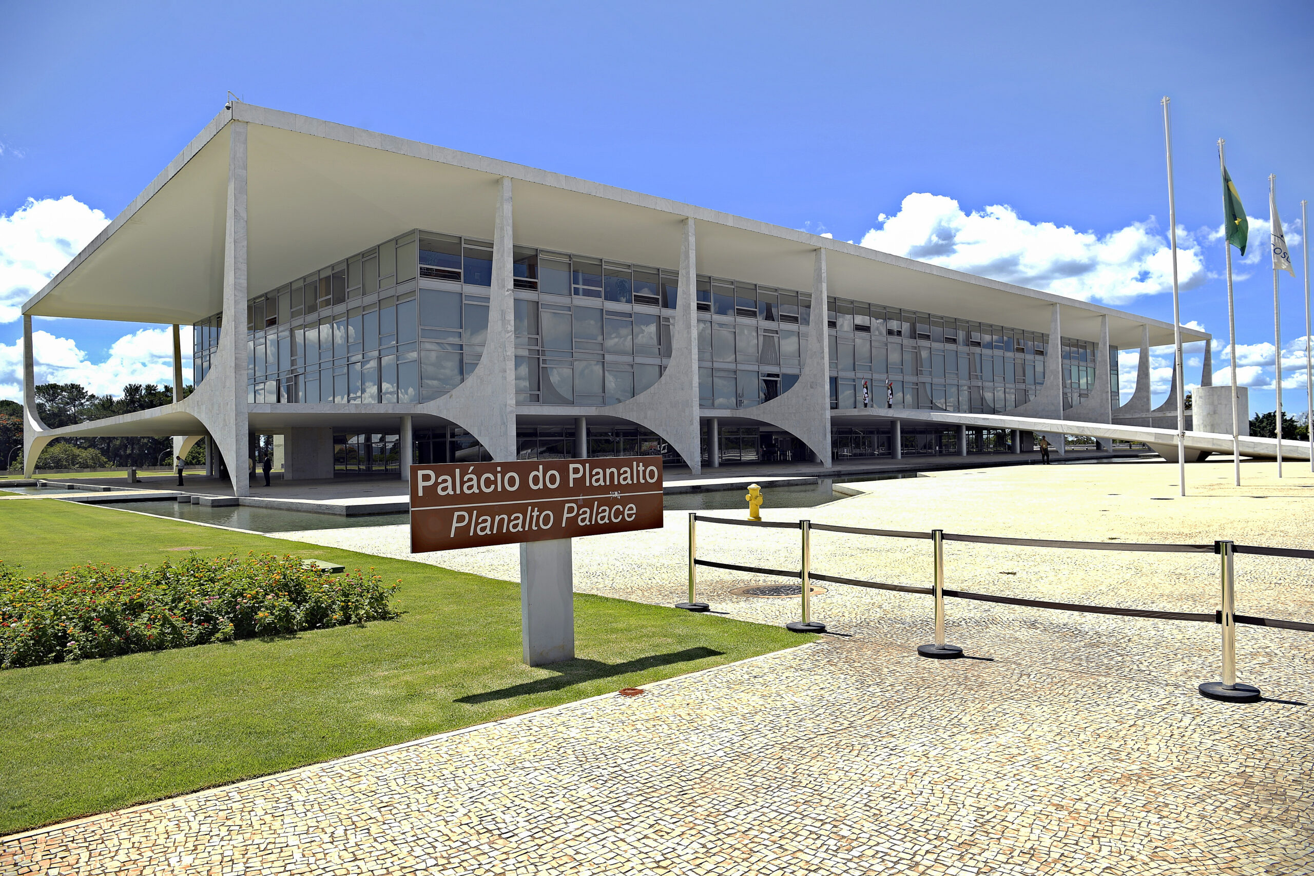 Concebido pelo arquiteto Oscar Niemeyer com projeto estrutural do engenheiro Joaquim Cardozo, é a sede do poder executivo do Governo Federal brasileiro. Localizado na Praça dos Três Poderes em Brasília, o Palácio do Planalto faz parte do projeto do Plano Piloto e foi um dos primeiros edifícios construídos na capital.