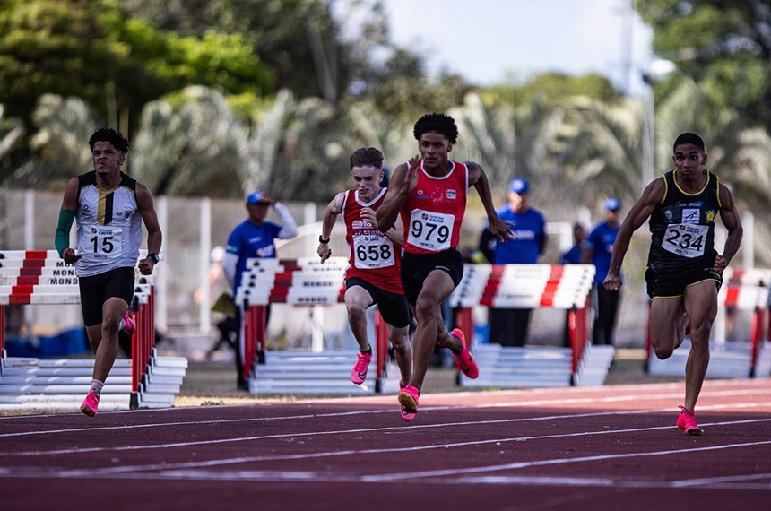 Brenno Nascimento vence os 75 m de ponta a ponta