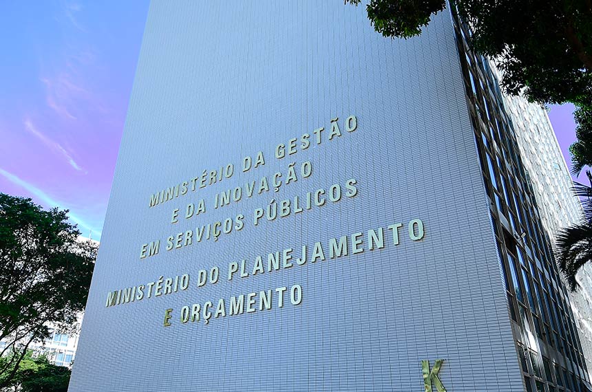 Publicada MP que recompõe salários de servidores federais — Senado Notícias