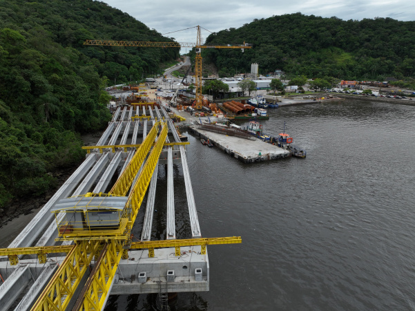 Traçado da Ponte de Guaratuba começa a ganhar forma com instalação de vigas longarinas