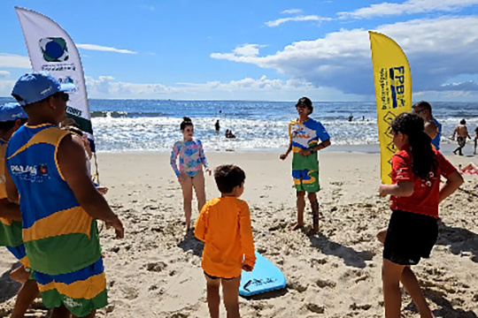 Veranistas podem fazer aulas gratuitas de bodyboarding em Matinhos e Pontal do Paraná