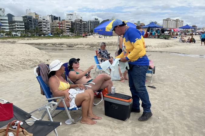 Voluntários da Sanepar orientam sobre destino correto do lixo nas praias