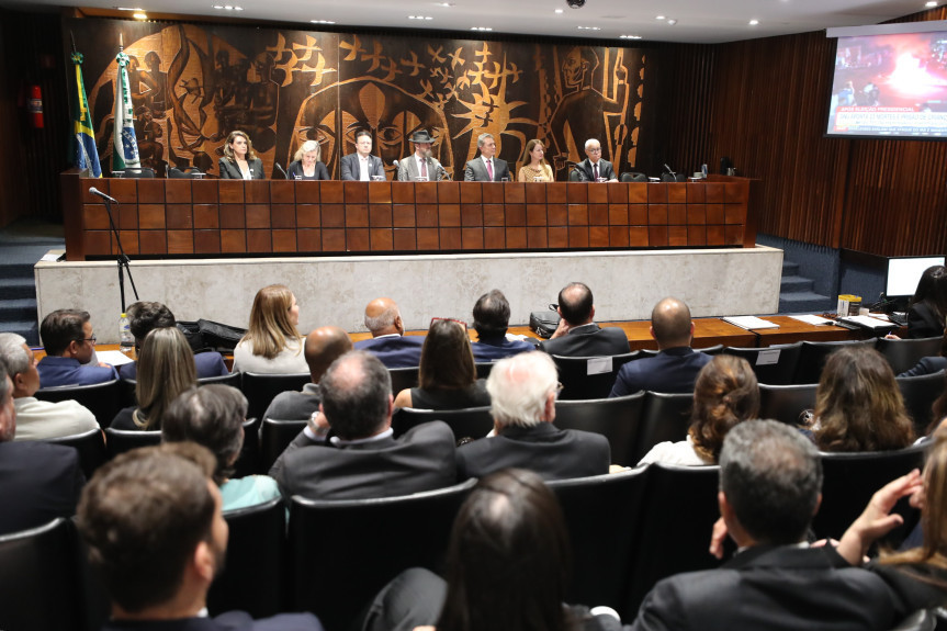 Encontro ocorreu na noite desta segunda-feira (24), no Plenarinho.