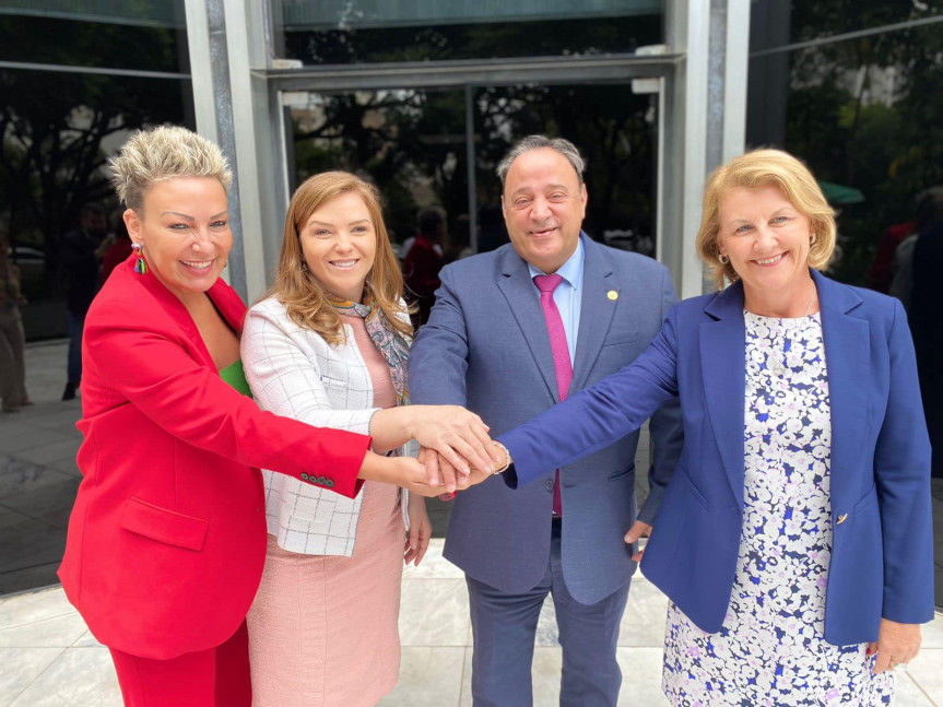 Deputado Hussein Bakri com a secretária de Estado da Mulher, Leandre Dal Ponte, e com as deputadas Cloara Pinheiro e Márcia Huçulak.