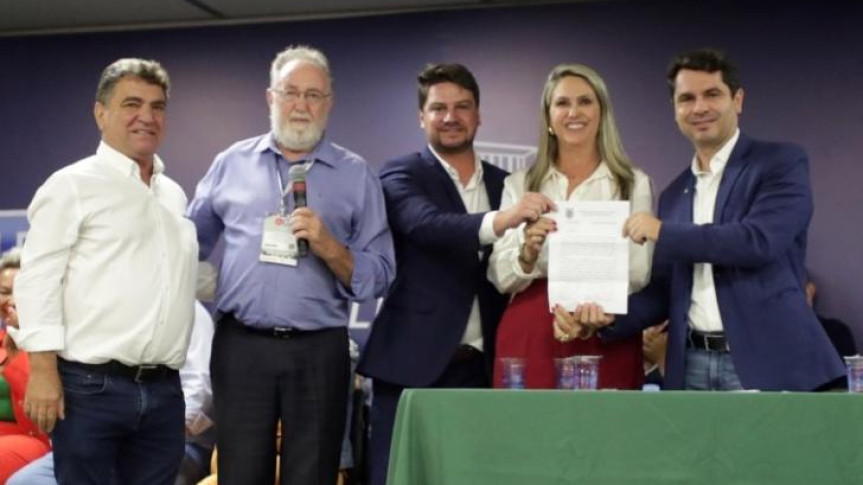 Entrega da proposta de ampliação da duplicação da PR 218: ex-prefeito Sergio Onofre, deputado Tercilio Turini, prefeito de Arapongas Rafael Cita, prefeita de Astorga Suzie Pucillo e presidente Alexandre Curi.