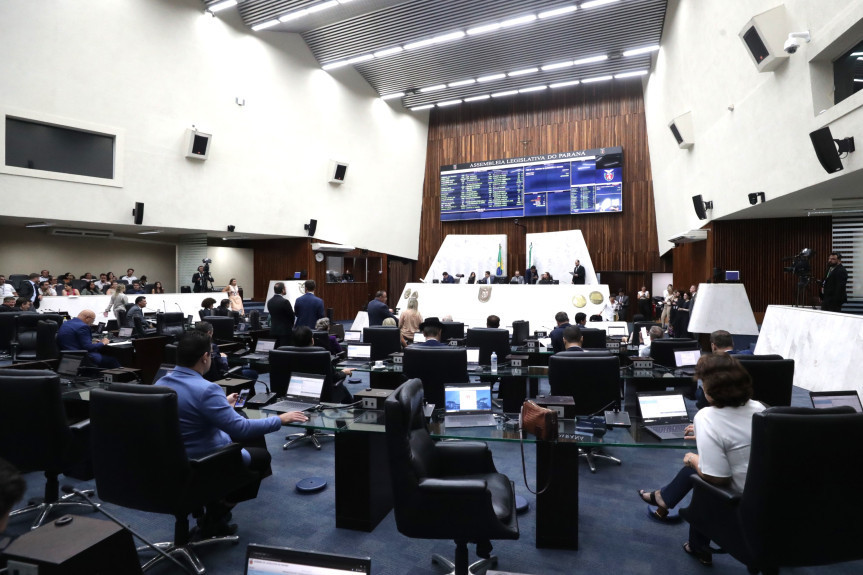 Na sessão desta quarta-feira (19), a ordem do dia contou com oito itens.