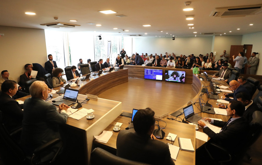 Reunião ocorreu no início da tarde desta terça-feira (24), no Auditório Legislativo.