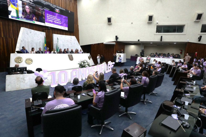 Solenidade ocorreu na noite desta segunda-feira (17), no Plenário da Assembleia Legislativa do Paraná.