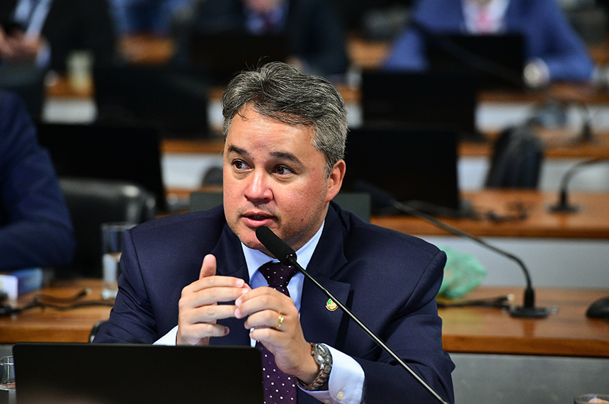 Em pronunciamento, à bancada, senador Efraim Filho (União-PB).