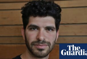 'Ele parece metade do homem que ele era': Irmão de Israelense refém ao vê -lo implorando para liberar | Guerra de Israel-Gaza