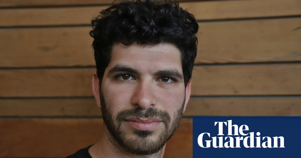 'Ele parece metade do homem que ele era': Irmão de Israelense refém ao vê -lo implorando para liberar | Guerra de Israel-Gaza