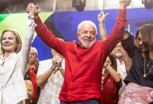 Em evento dos 45 anos do PT, Lula pede defesa da democracia