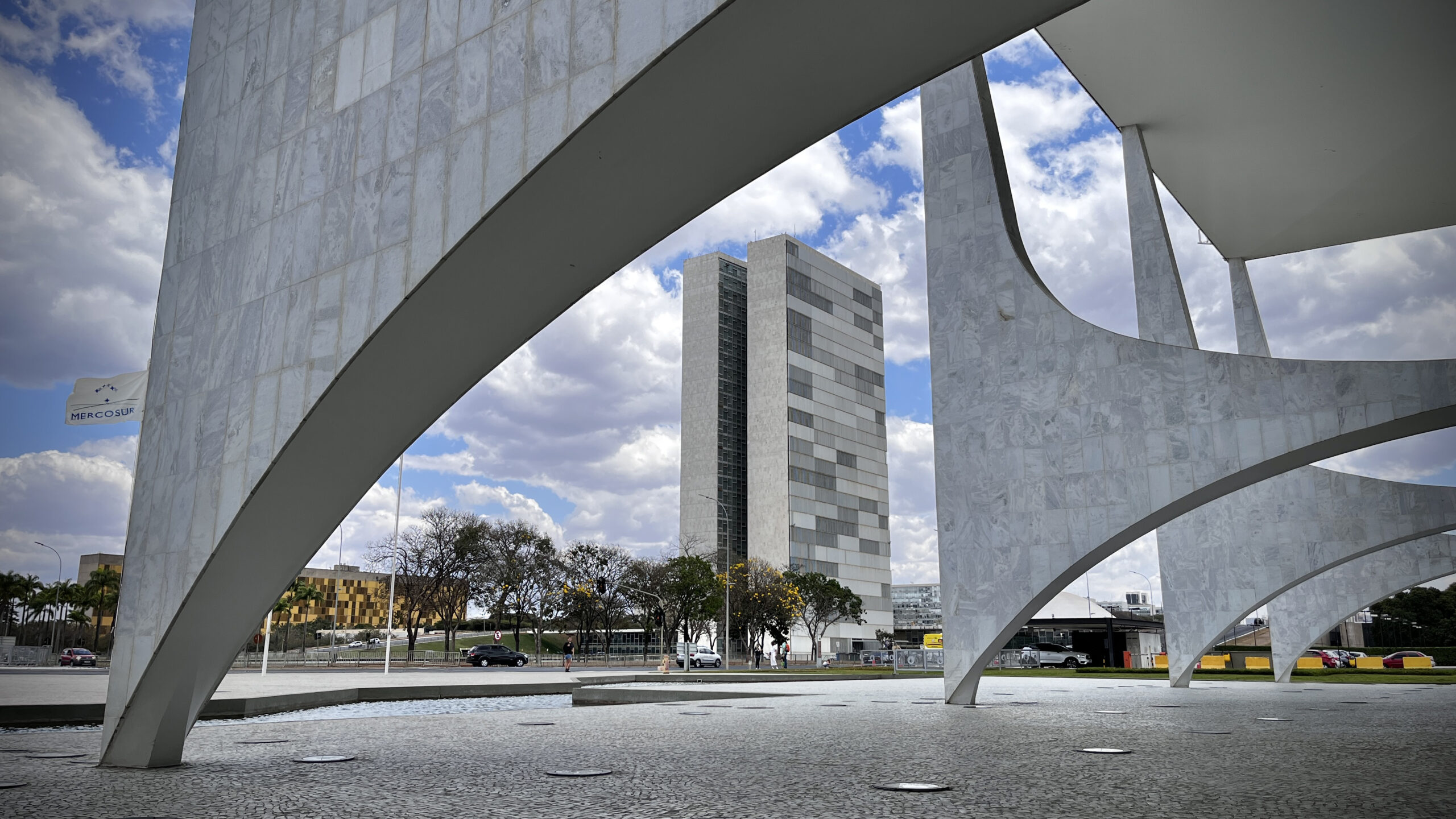 Sede das duas Casas do Poder Legislativo e um dos mais famosos cartões postais do Brasil, o Palácio do Congresso Nacional é composto por duas cúpulas e duas torres de 28 andares, que abrigam a Câmara dos Deputados e o Senado Federal.